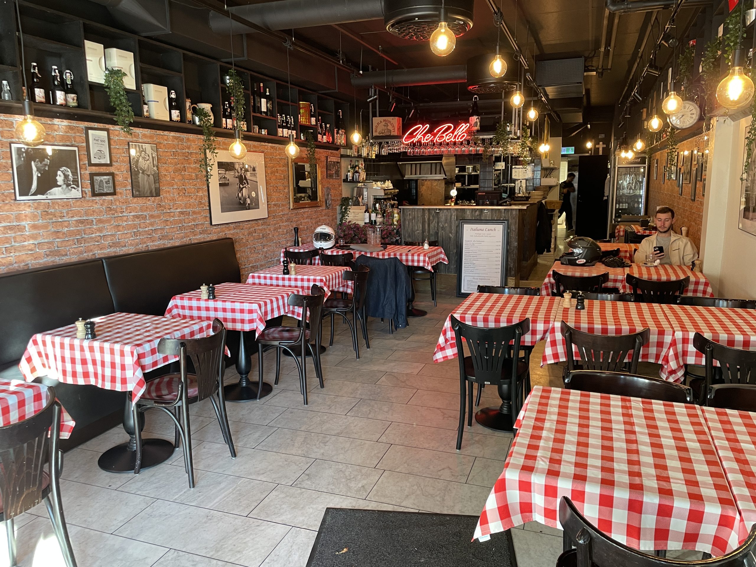 Restaurang , Italian Restaurant vid centralen godkänt för Bar – bild 1