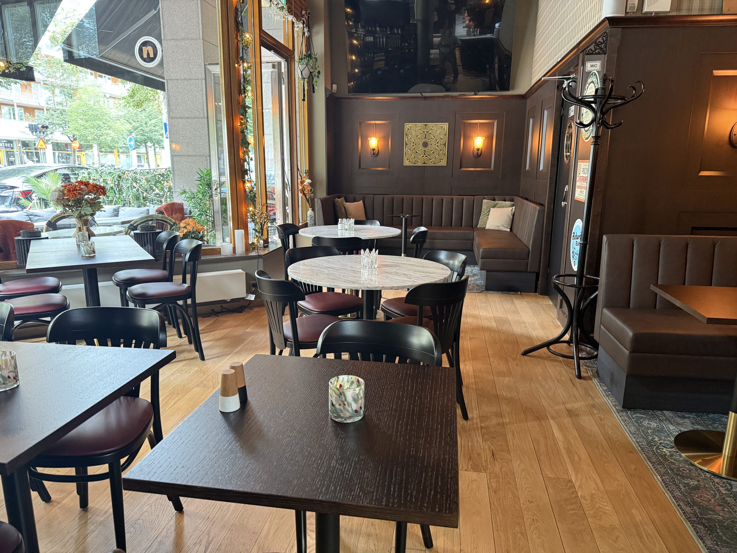 Restaurangmiljö möblerad av Realaktiv med bord, stolar och väggsoffor